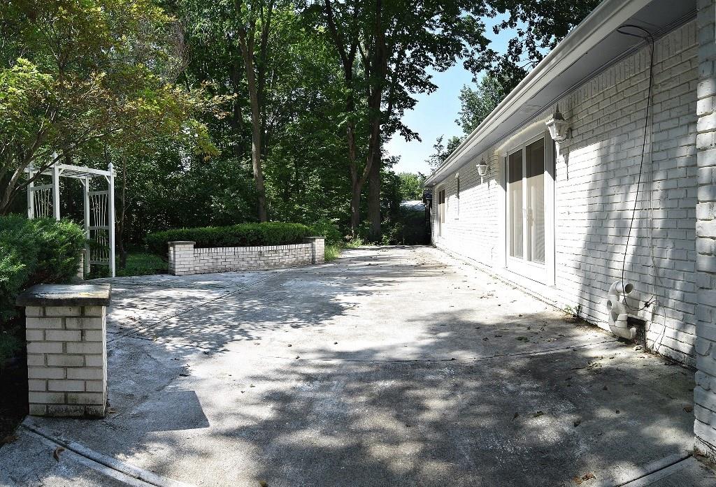 8930 Shagbark Road Indianapolis, IN 46260 - Photo 26 of 27 Gallery Image 26