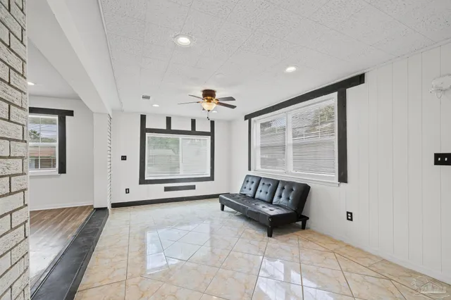 a view of front door with entryway