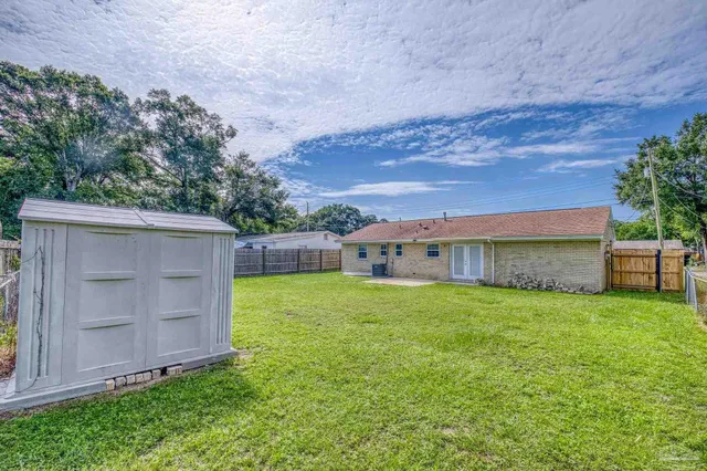 a view of a backyard