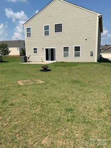 a view of a house with backyard