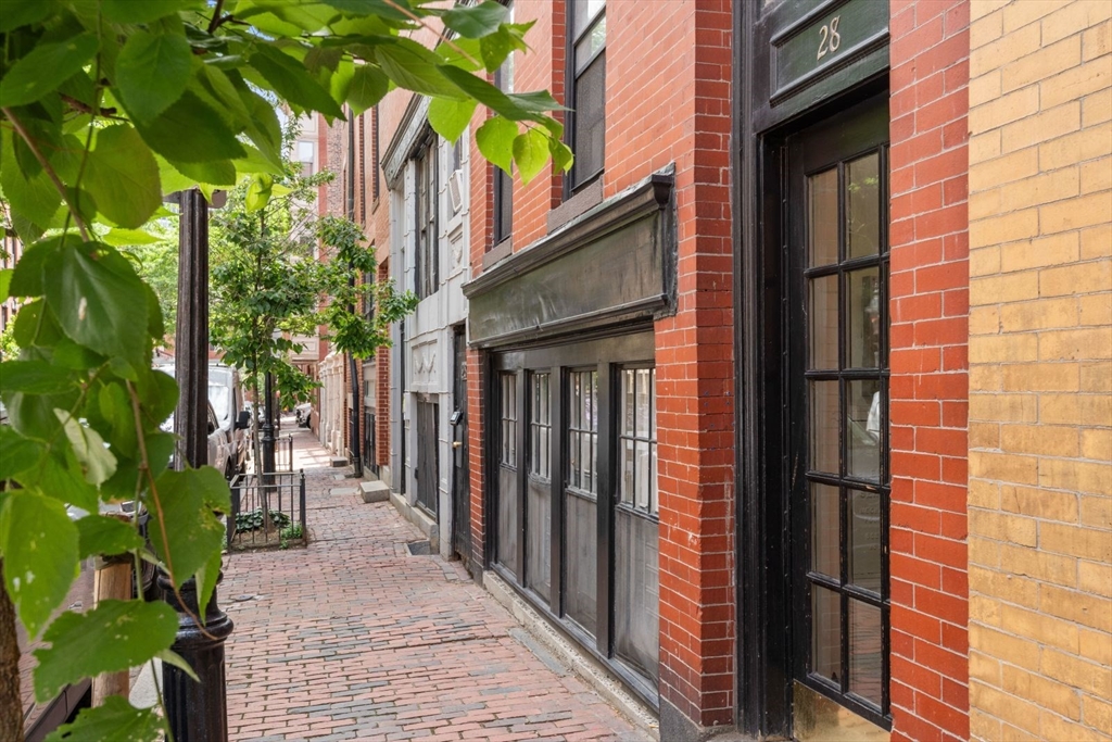 28 Phillips Street, Unit 3 Boston, MA 02114 - Photo 14 of 15