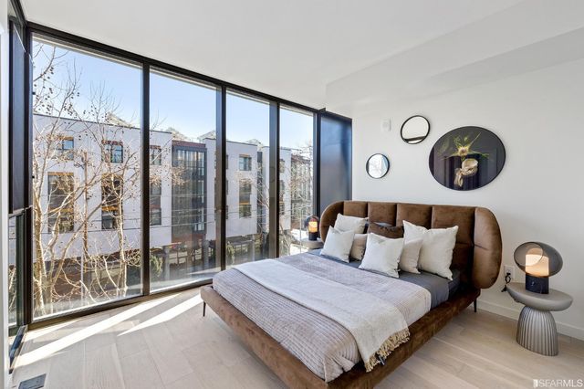 a view of entryway and kitchen