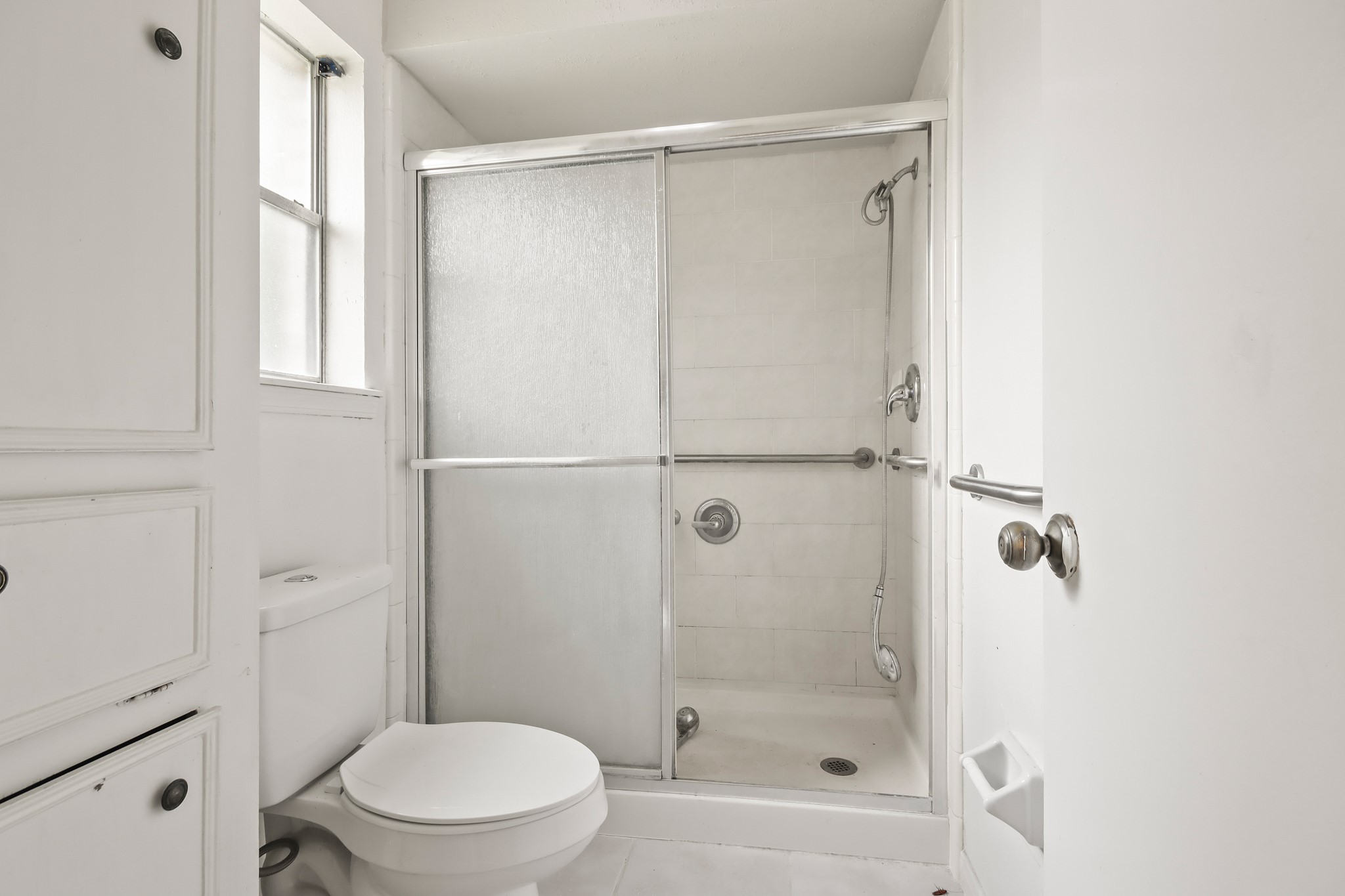 6919 River Mill Drive Spring, TX 77379 - Photo 17 of 26 Bathroom window provides ample natural light