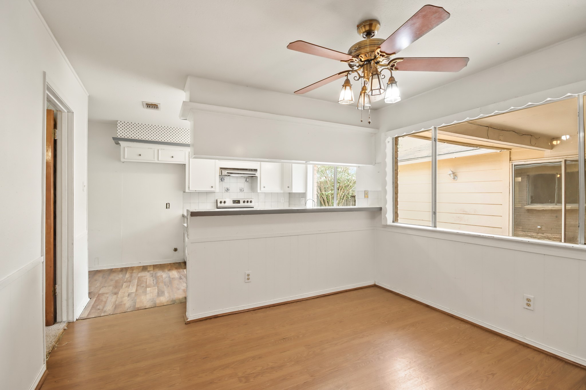 6919 River Mill Drive Spring, TX 77379 - Photo 9 of 26 Kitchen bar area just off of the living area
