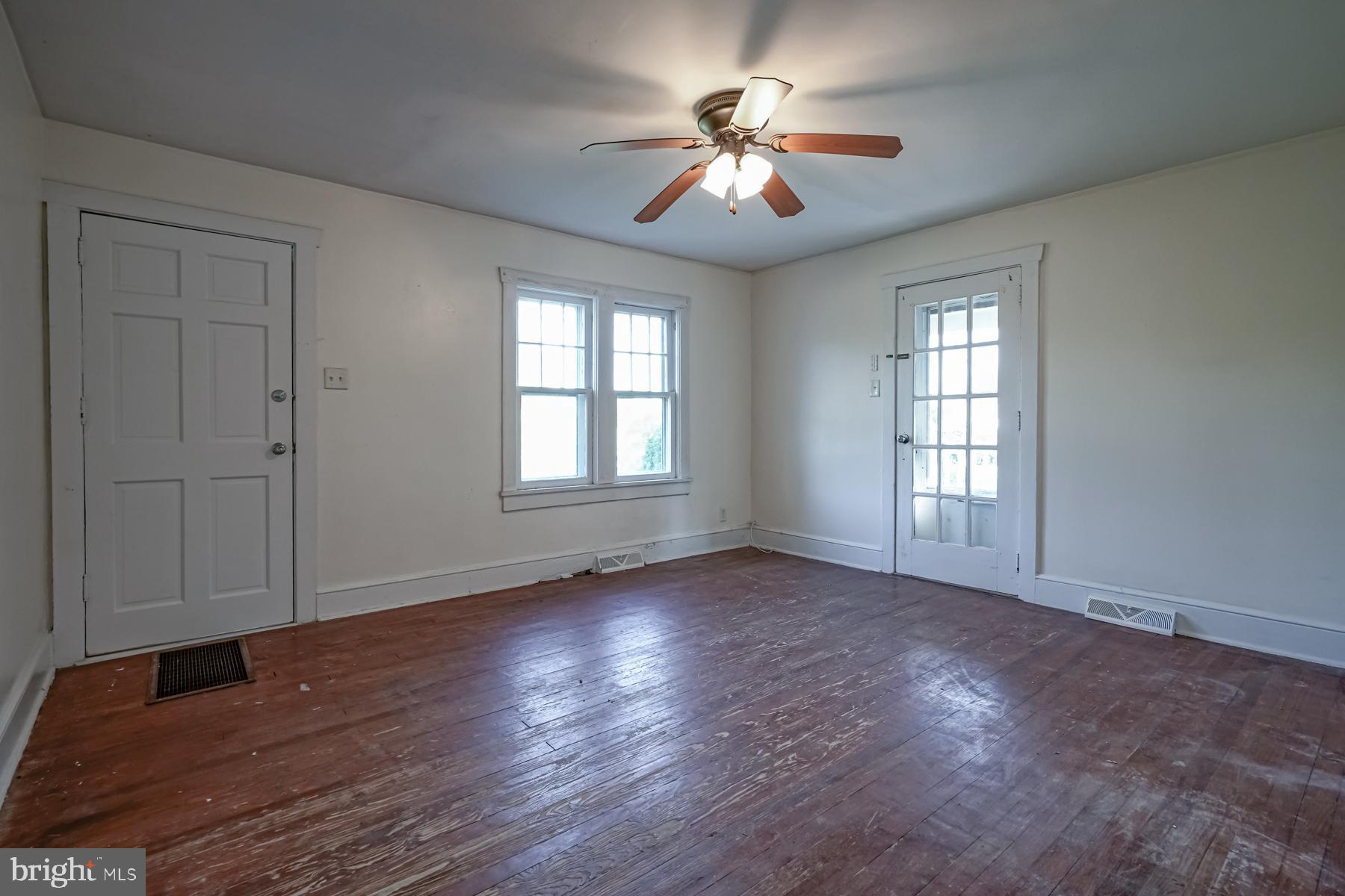 230 Salem Hancocks Bridge Road Salem, NJ 08079 - Photo 7 of 25 living room