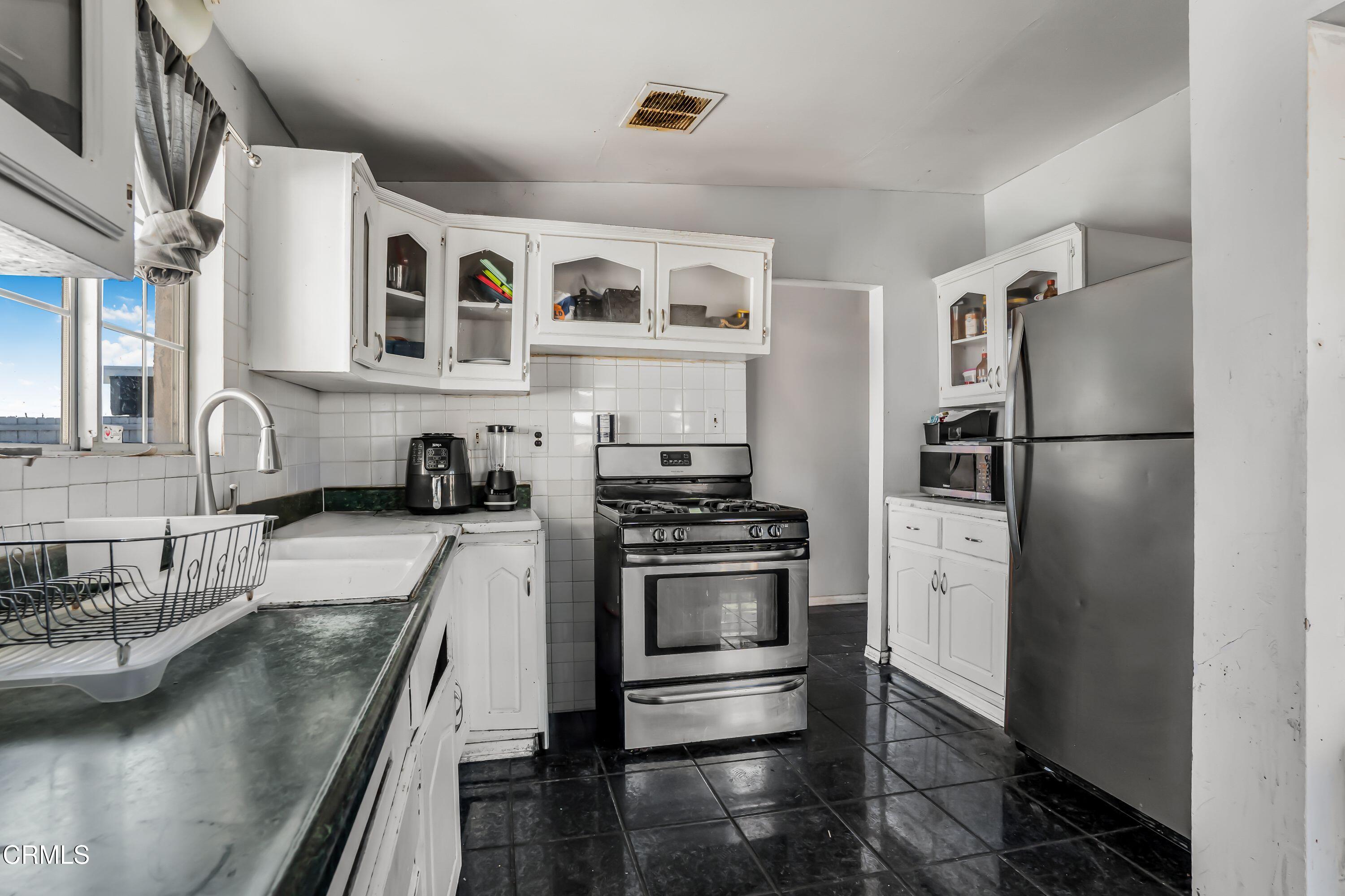 770 Simon Way Oxnard, CA 93036 - Photo 9 of 27 9