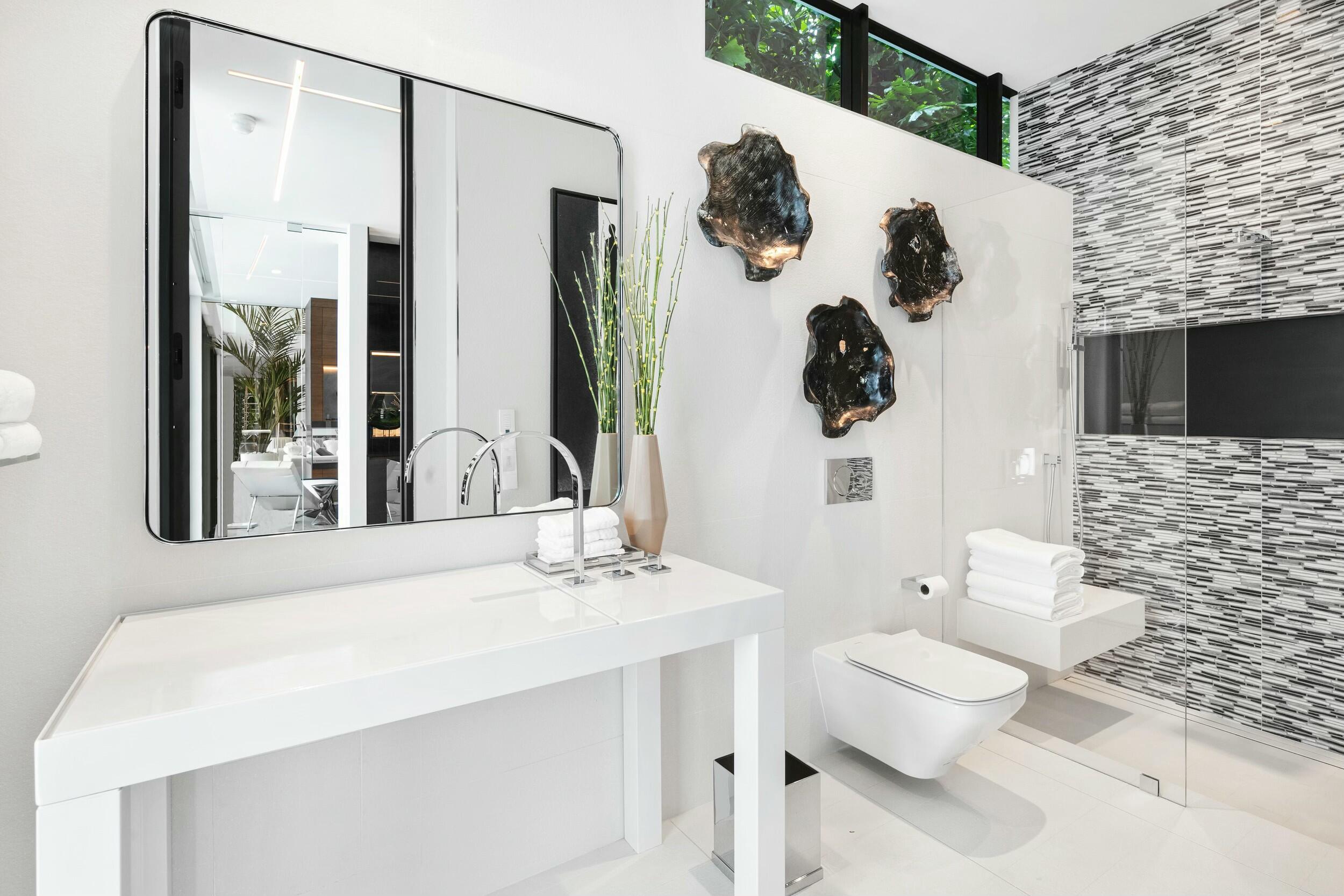 2633 Spanish River Road Boca Raton, FL 33432 - Photo 22 of 66 Guest bathroom