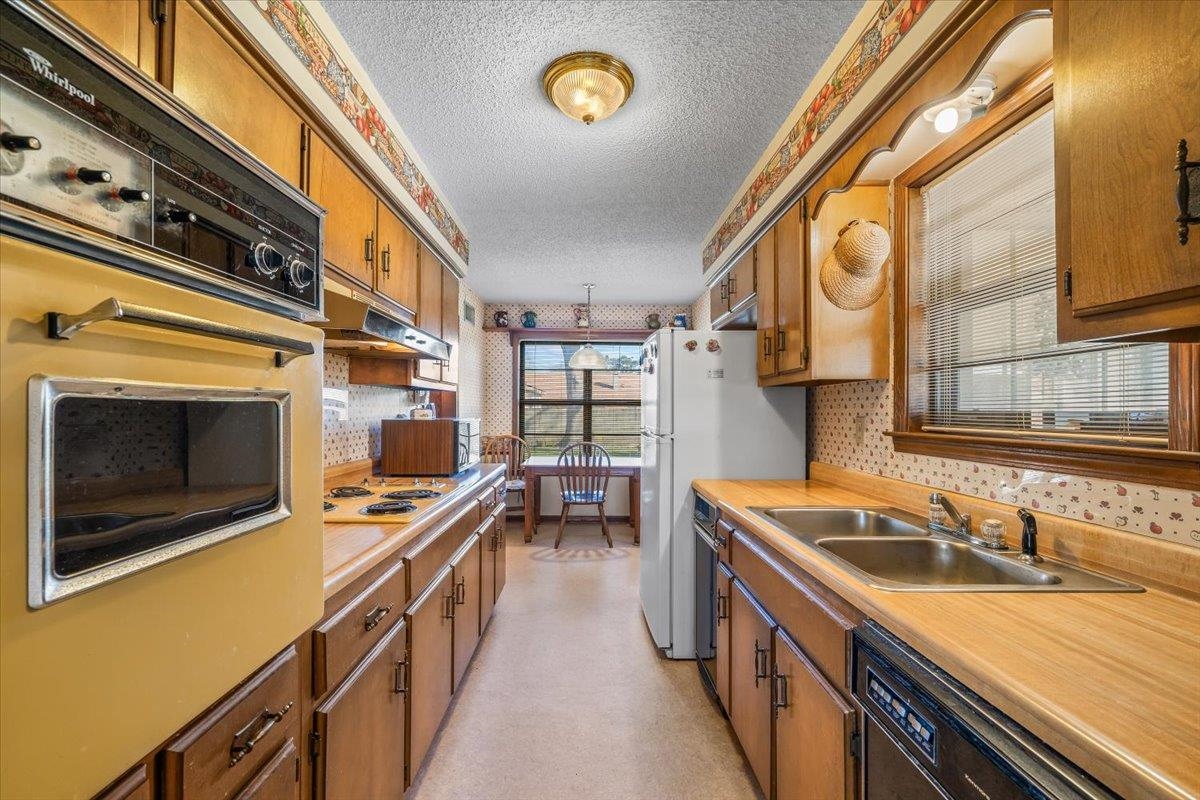 6824 Dawnhill Road Bartlett, TN 38135 - Photo 25 of 31 a kitchen with stainless steel appliances a stove a sink and a microwave