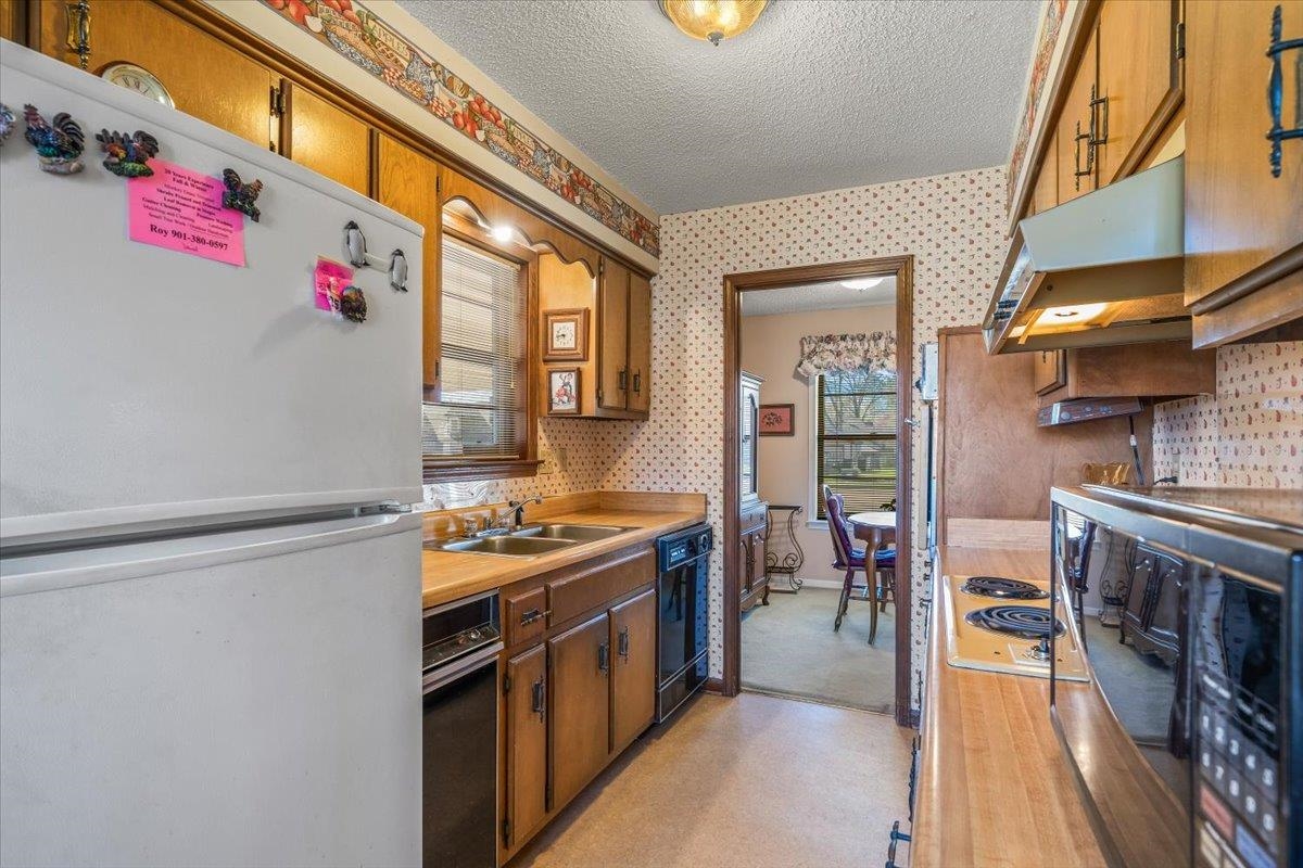 6824 Dawnhill Road Bartlett, TN 38135 - Photo 27 of 31 a kitchen with stainless steel appliances granite countertop a stove and a refrigerator