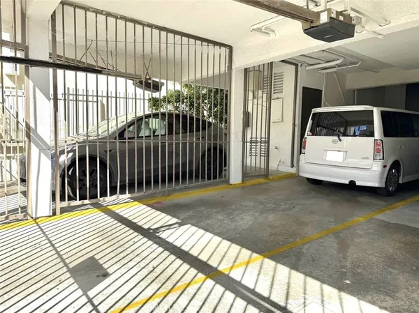 $3,990 | 944 17th Street, Unit 5, Santa Monica, CA 90403