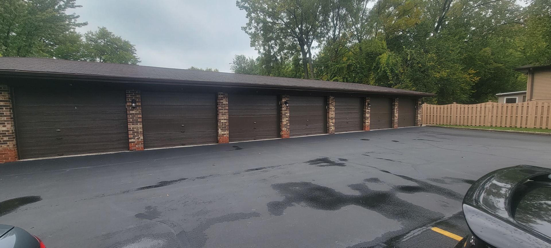 525 Cumnor Road, Unit 302 Westmont, IL 60559 - Photo 11 of 12 a backyard of a house