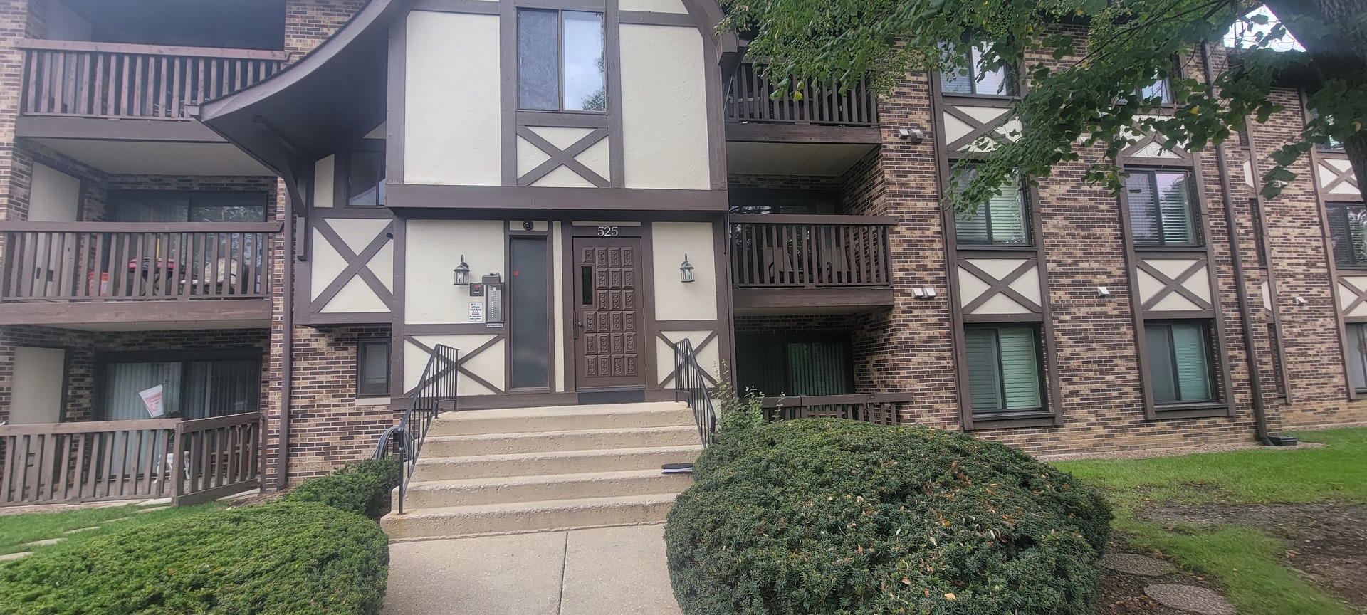 525 Cumnor Road, Unit 302 Westmont, IL 60559 - Photo 12 of 12 a front view of a house with a garden