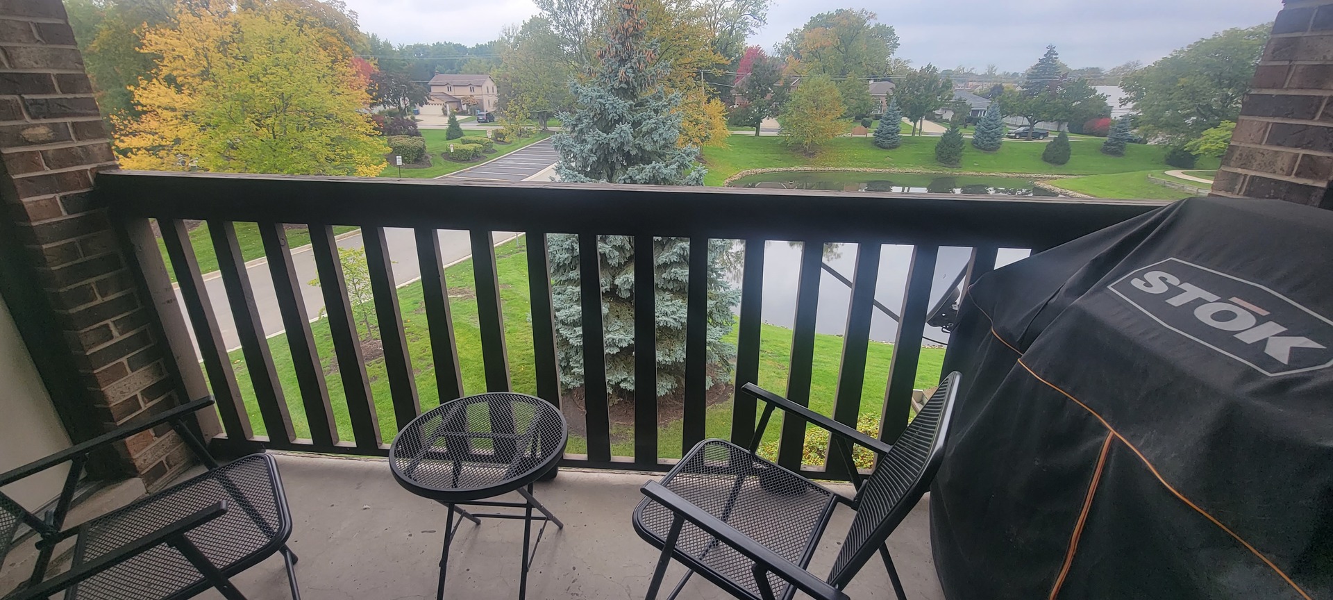525 Cumnor Road, Unit 302 Westmont, IL 60559 - Photo 10 of 12 a view of a balcony with wooden floor