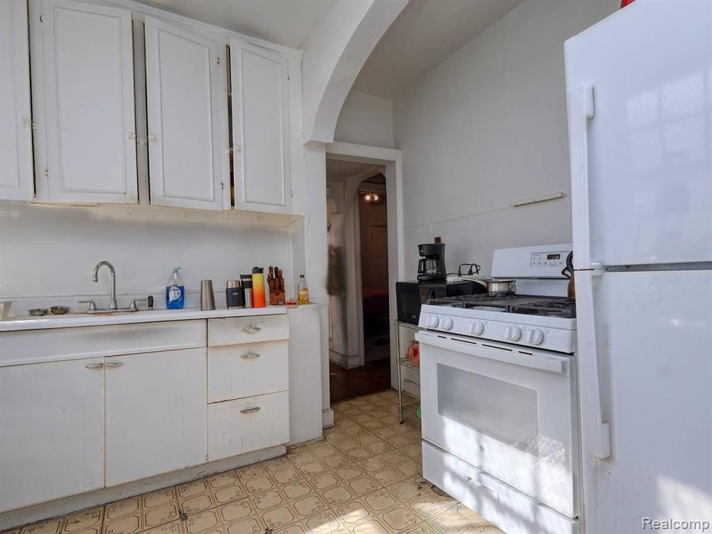 3976 French Road Detroit, MI 48214 - Photo 7 of 16