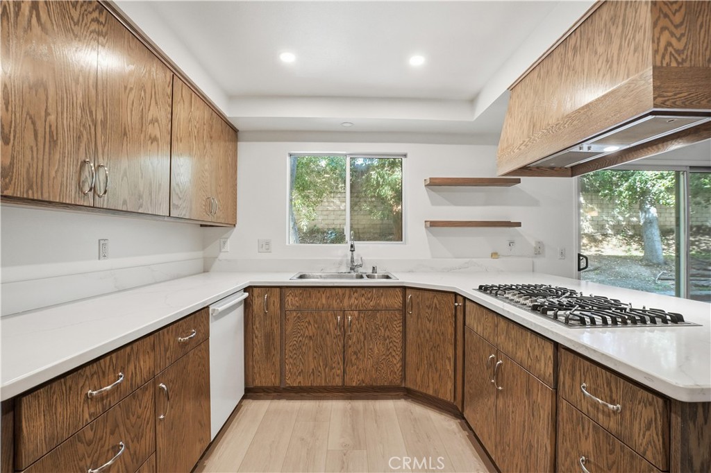 10919 Bismarck Avenue Porter Ranch, CA 91326 - Photo 4 of 37