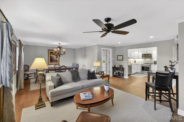 $350,000 | 4355 Maryland Avenue, Unit 319, St. Louis, MO 63108