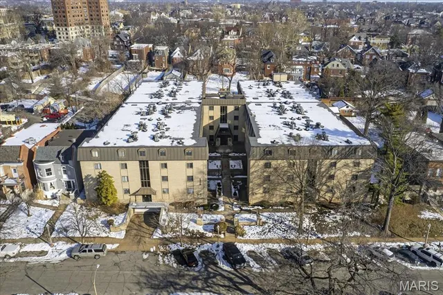 $350,000 | 4355 Maryland Avenue, Unit 319, St. Louis, MO 63108