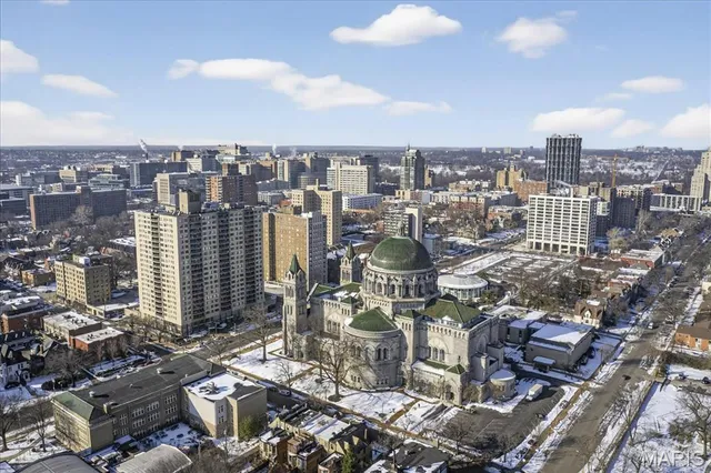 $350,000 | 4355 Maryland Avenue, Unit 319, St. Louis, MO 63108