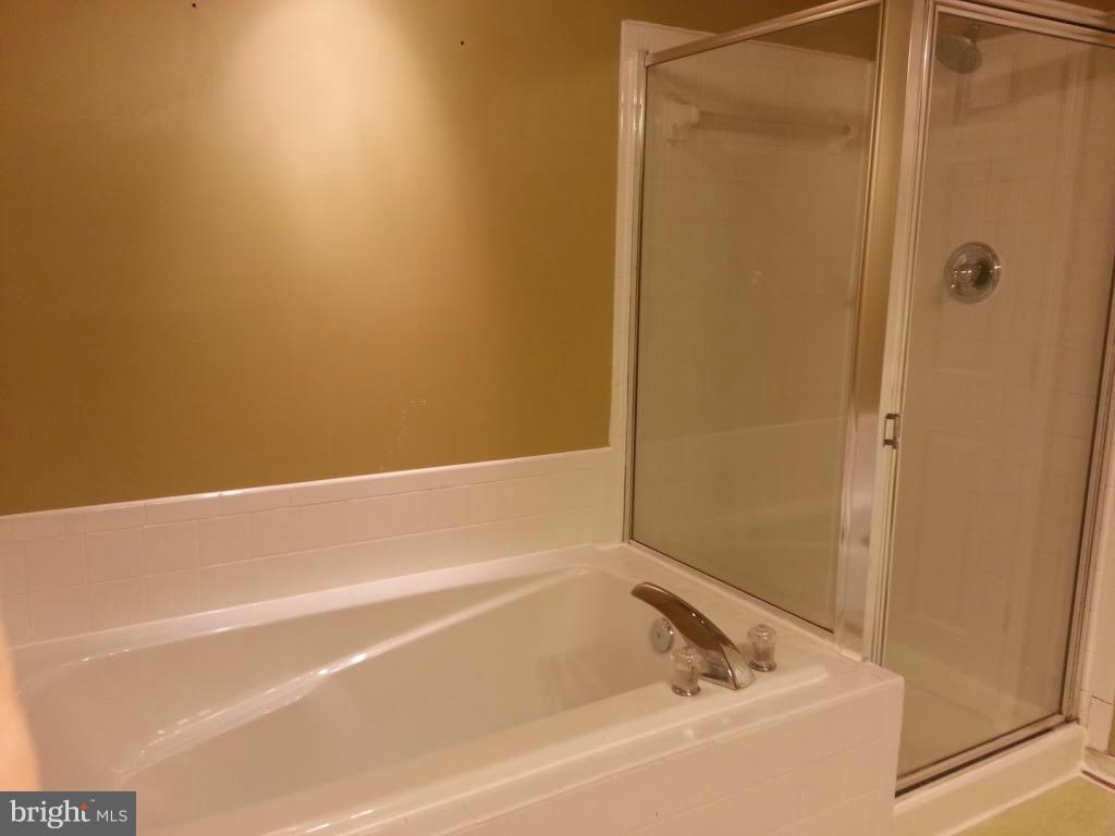 45053 Fellowship Square Ashburn, VA 20147 - Photo 2 of 9 a bathroom with a bathtub