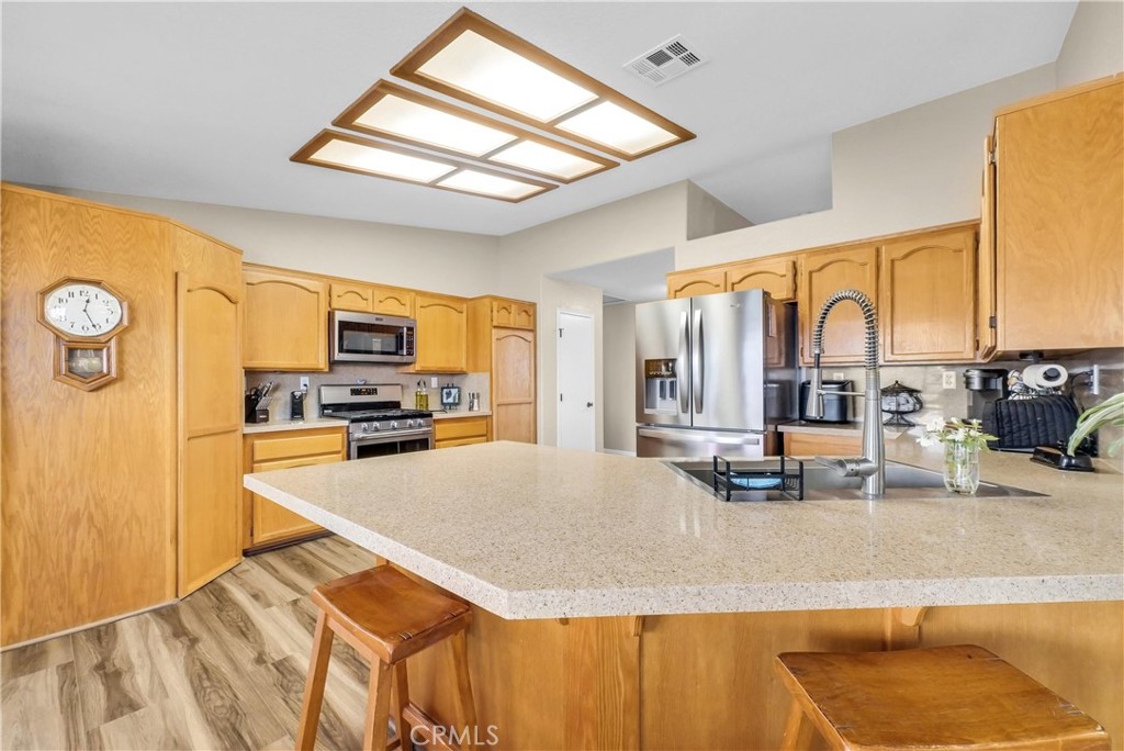 13931 Falling Leaf Road Apple Valley, CA 92307 - Photo 8 of 50 Kitchen with lots of counter space