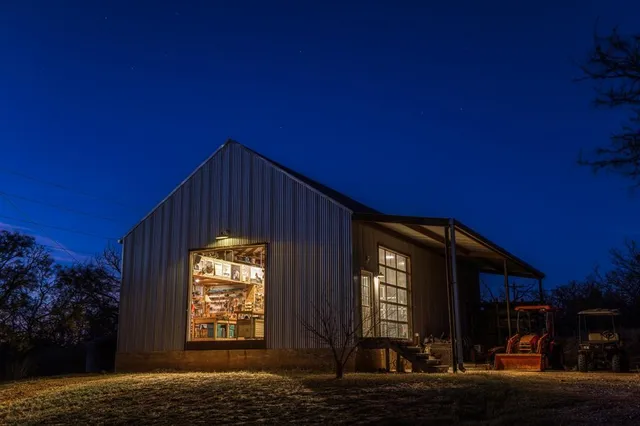 a view of a house with backyard