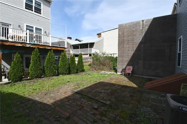 a view of a house with backyard and garden