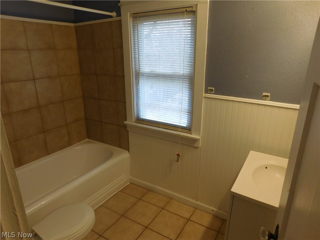 3398 Hartwood Road Cleveland, OH 44112 - Photo 10 of 17
