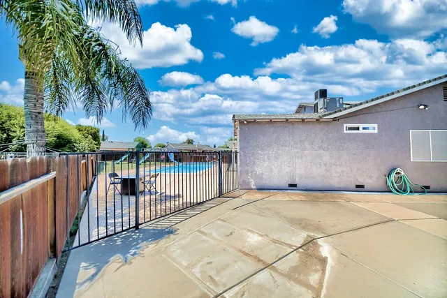 a view of a backyard