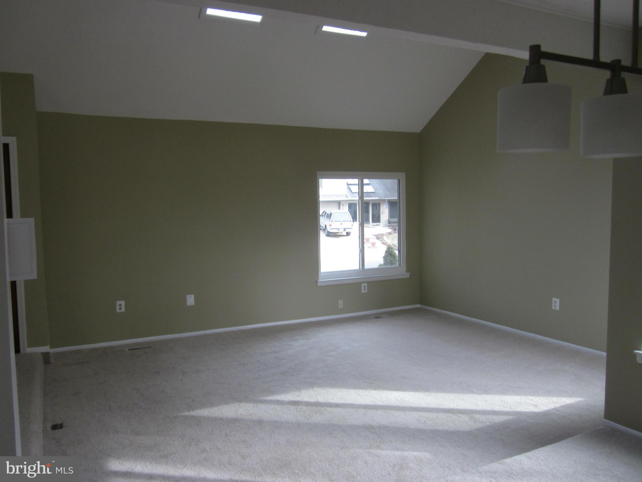 9105 Tulip Grove Road Gaithersburg, MD 20879 - Photo 3 of 20 Living Room