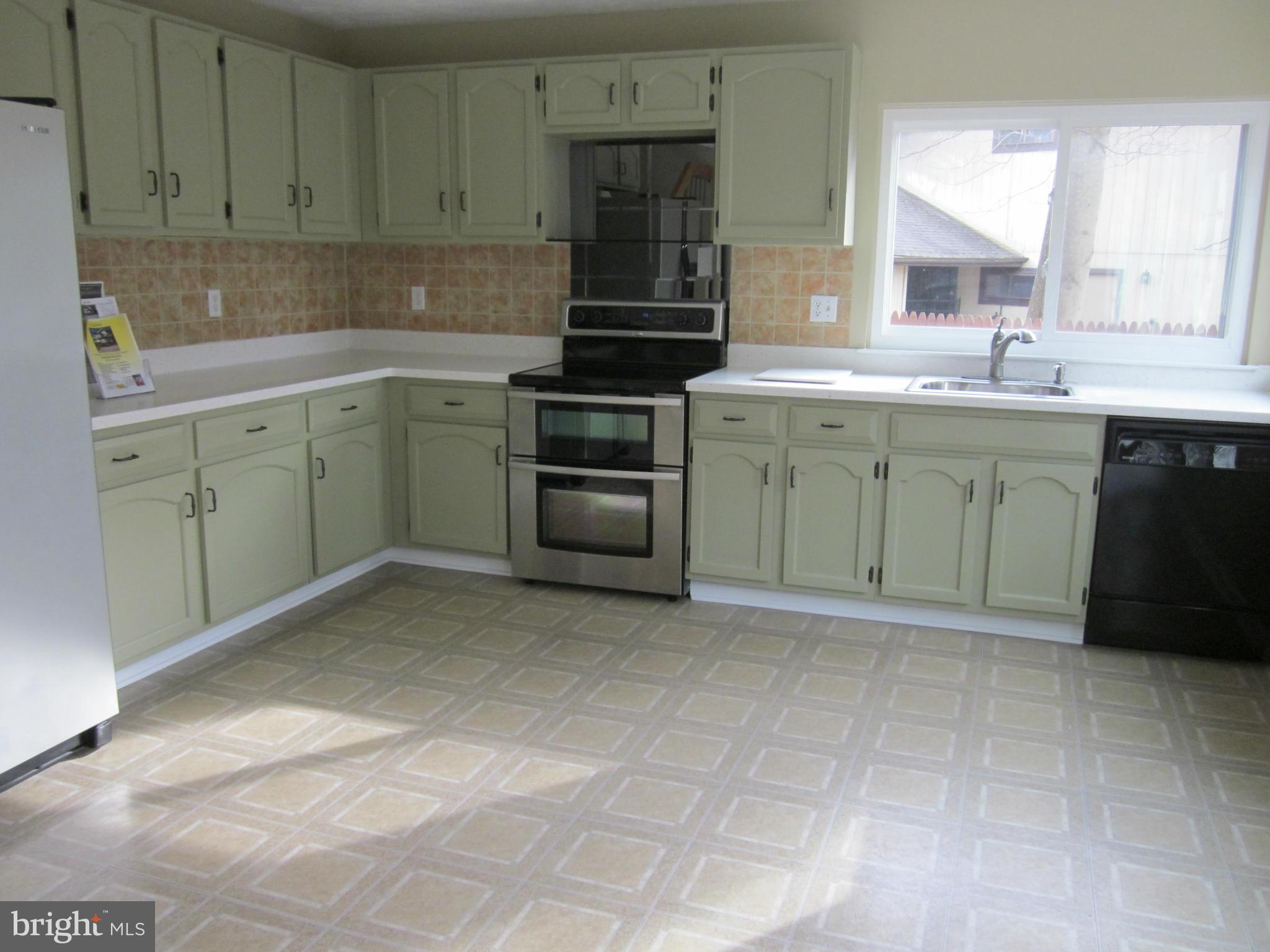 9105 Tulip Grove Road Gaithersburg, MD 20879 - Photo 4 of 20 Kitchen