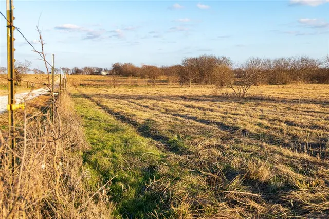 $550,000 | 717 North Pecan Crk Trail, Valley View, TX 76272