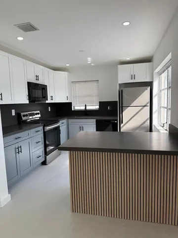 $2,500 | 1054-1058 Southwest 2nd Street, Unit 1058, Hallandale Beach, FL 33009