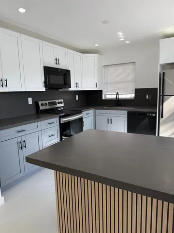 $2,500 | 1054-1058 Southwest 2nd Street, Unit 1058, Hallandale Beach, FL 33009