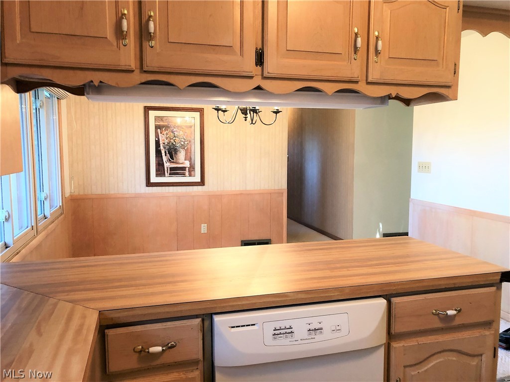 587 West Nimisila Road Akron, OH 44319 - Photo 16 of 35 Looking from Kitchen into dining area