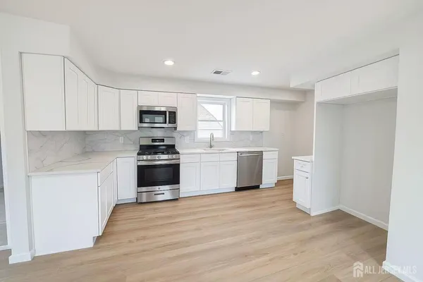 $2,600 | 17 1/2 Thomas Street, Unit 1F, South River, NJ 08882