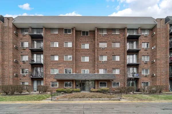 $239,000 | 4731 St Joseph Creek Road, Unit 4E, Lisle, IL 60532