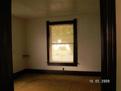1418 Pershing Boulevard Clinton, IA 52732 - Photo 3 of 4 Gallery Image 3