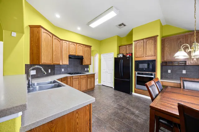 $469,000 | 2 Gilded Crest Court, Spring, TX 77382