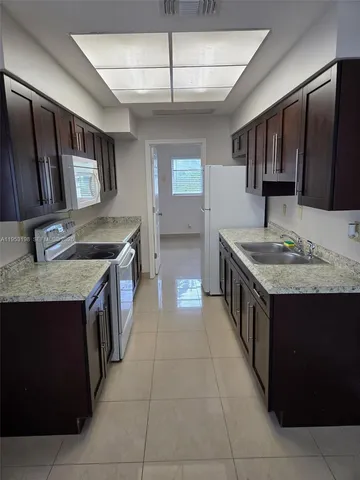 $2,100 | 724 Northeast 6th Street, Unit 9, Hallandale Beach, FL 33009