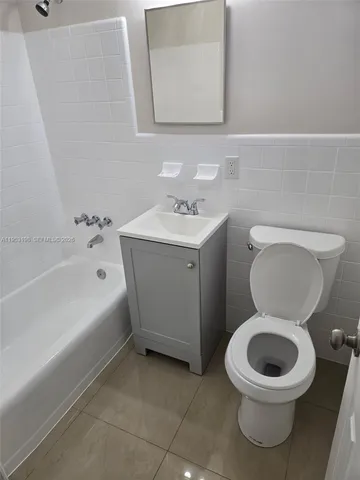 $2,100 | 724 Northeast 6th Street, Unit 9, Hallandale Beach, FL 33009