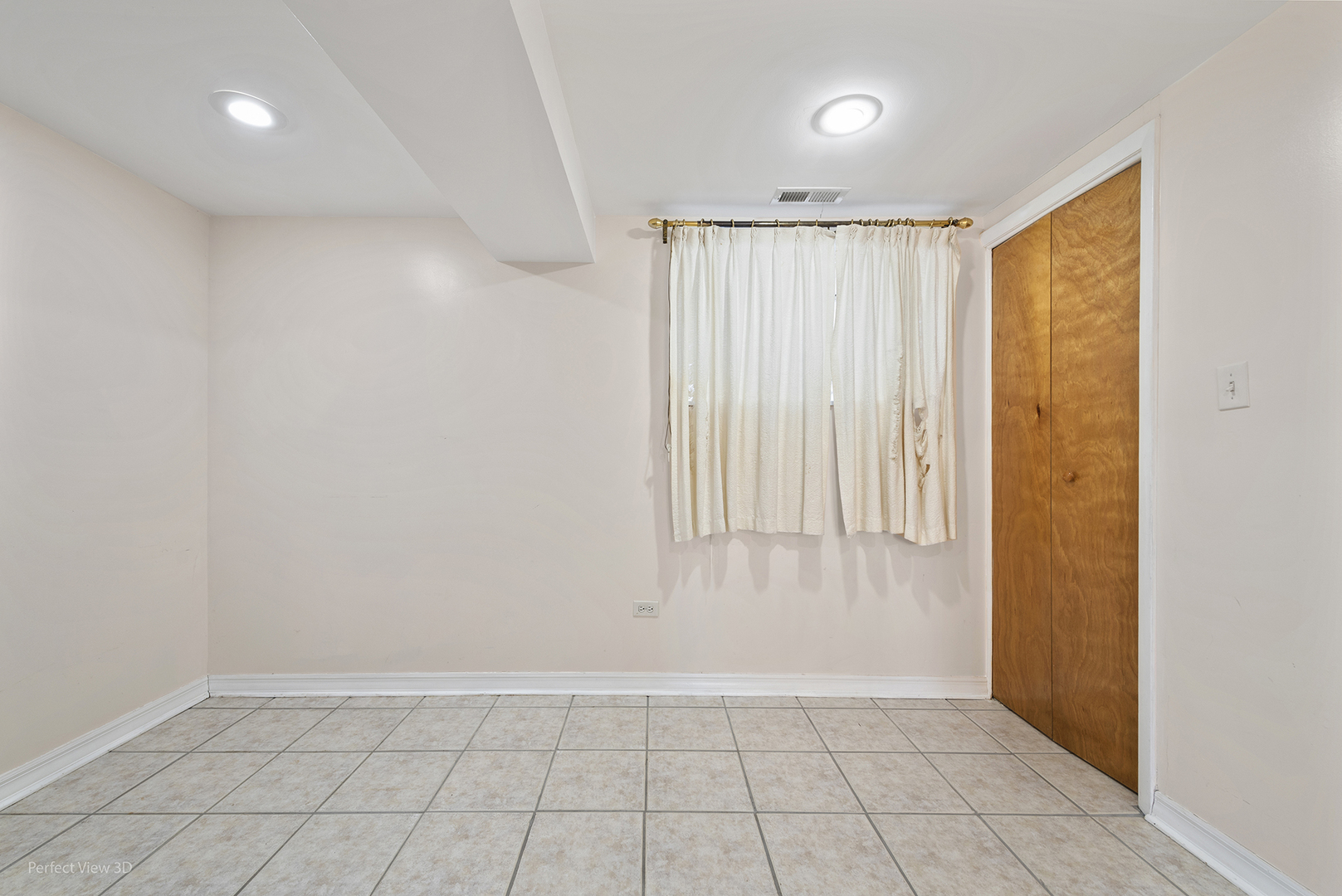 1121 North Northwest Highway Park Ridge, IL 60068 - Photo 23 of 26 an empty room with windows