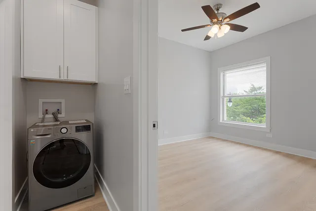 a view of a livingroom with washer and dryer