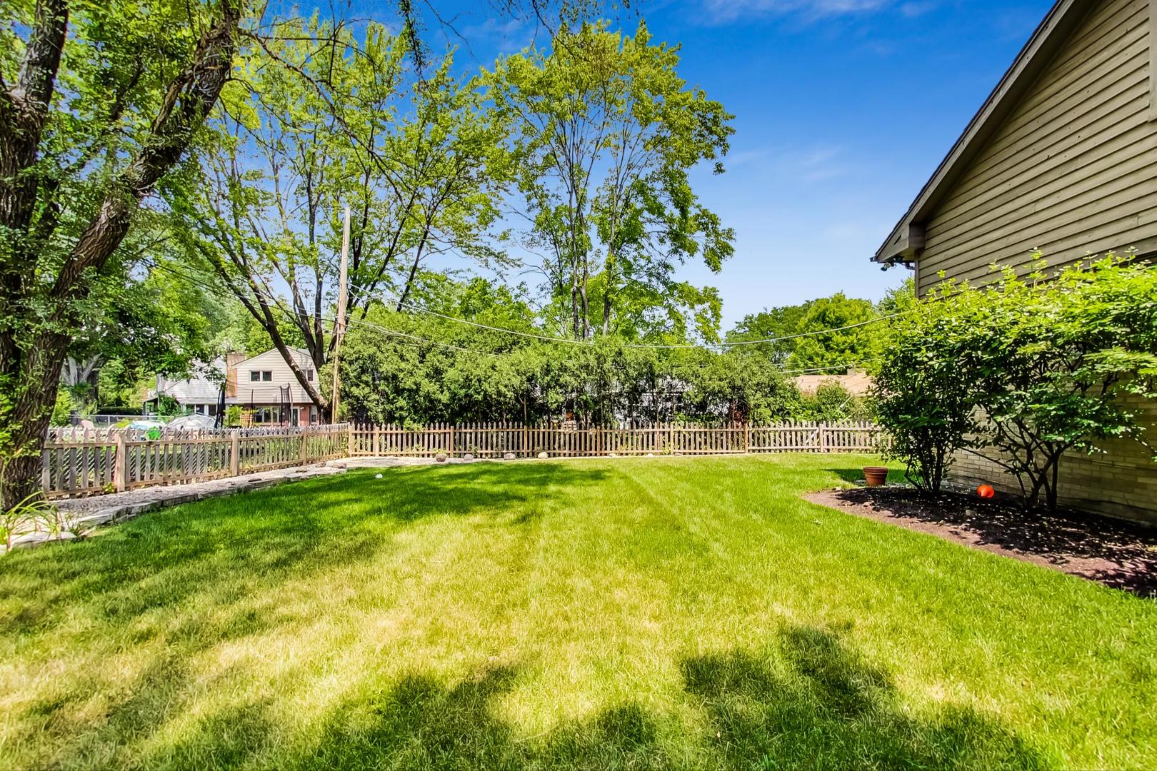 504 Illinois Road Wilmette, IL 60091 - Photo 41 of 43 a view of a backyard with a garden
