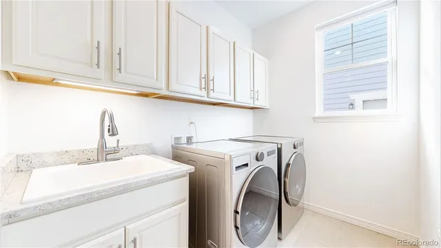 a view of entryway with a house