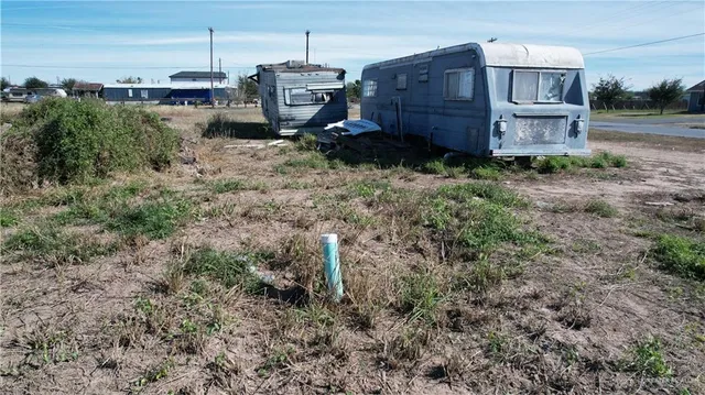 a view of a back yard