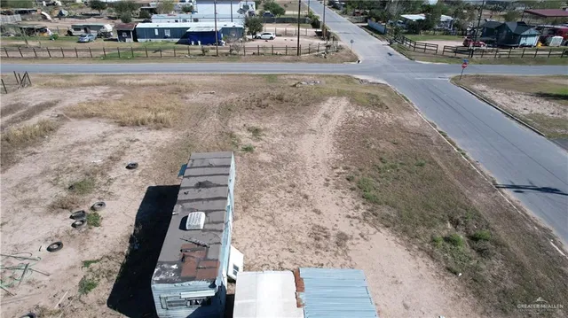 a view of a yard with utility