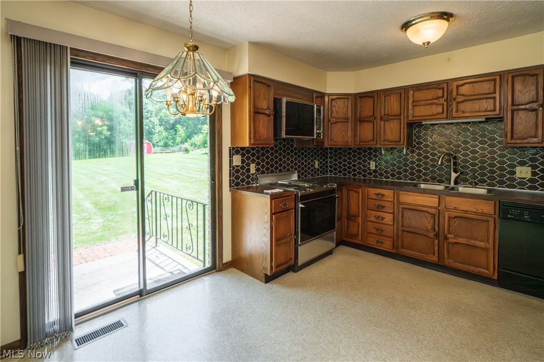 2421 Fairview Road Uniontown, OH 44685 - Photo 10 of 40