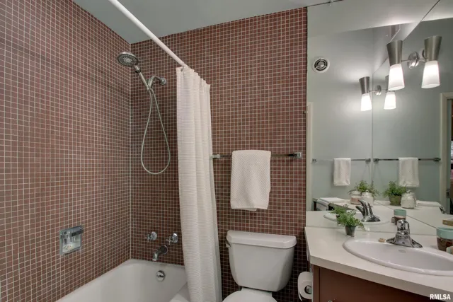 $287,500 | 328 Lincoln Hill Northwest, Quincy, IL 62301