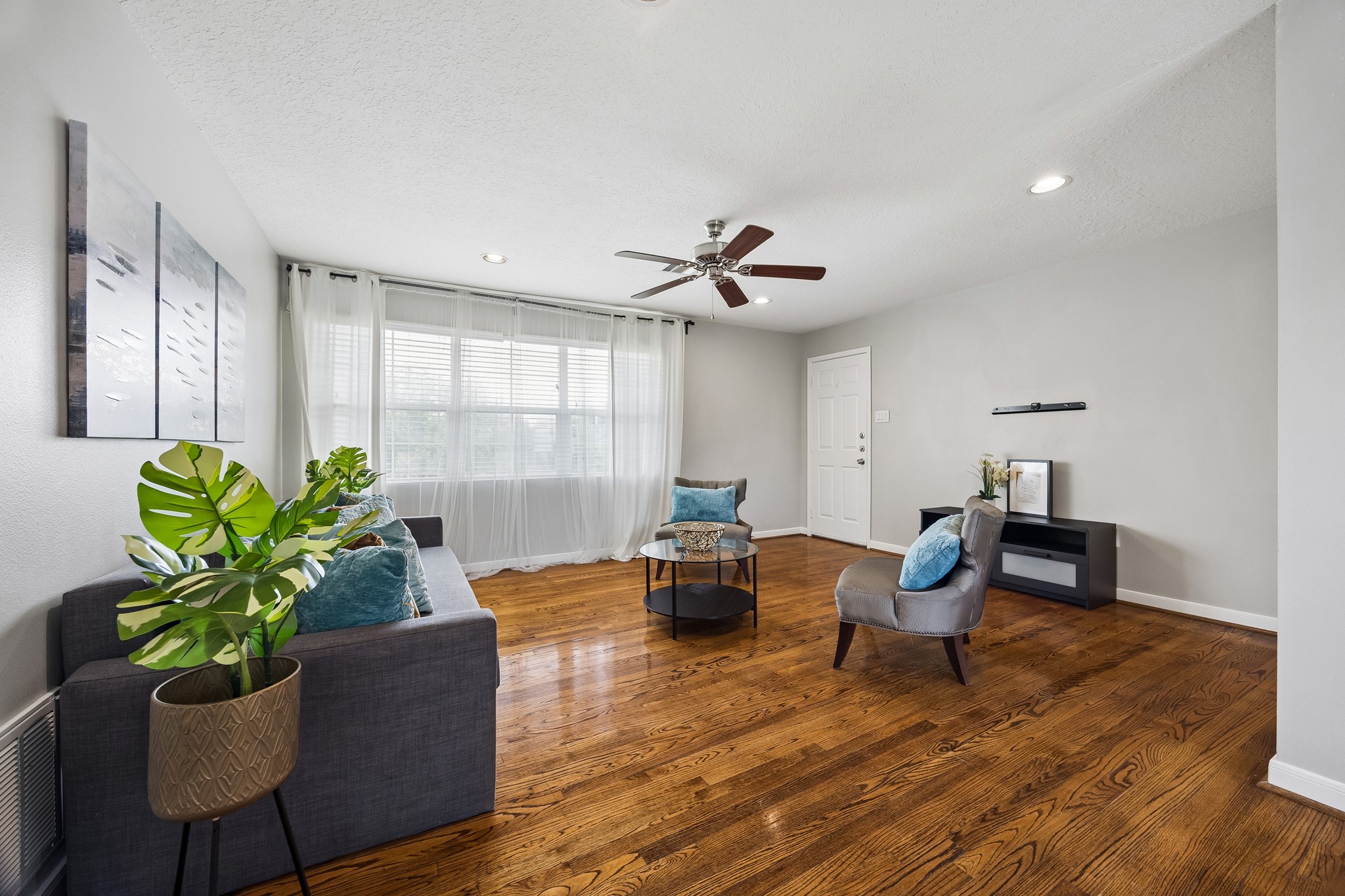 3237 Rosedale Street, Unit 4 Houston, TX 77004 - Photo 12 of 17 a living room with furniture