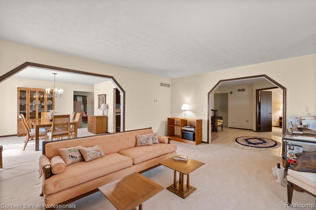 12520 Clyde Road Fenton, MI 48430 - Photo 6 of 36 Gallery Image 6